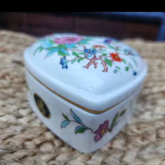 PEMBROKE Aynsley England heart-shaped Trinket dish with lid - Picture 4 of 9